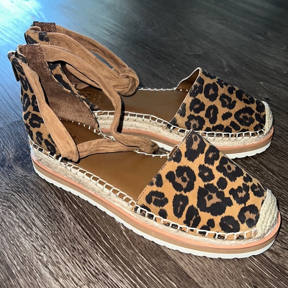 Vince Camuto Shoes - Vince Camuto Cheetah print sandles